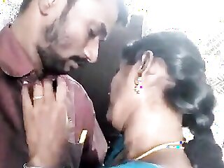 aunty kissing video in Hindi